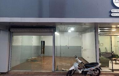 مغازه تجاری بر خیابان اصلی