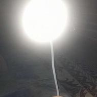 یک عدد چراغ مطالعه و چراغ خواب لمسی و شارژی