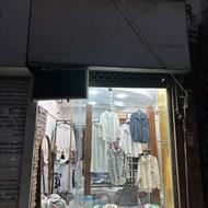 فروشنده خانم فروشگاه لباس در قارن