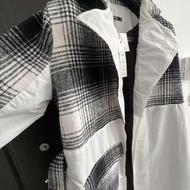 بارانی بسیار زیبا و داخلش استر کشی شده و ضد ابه