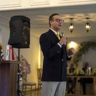 مجری و گوینده حرفه‌ای برای اجرا در انواع سمینار و همایش