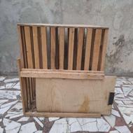 قفس چوبی در دار