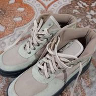 سه رنگ خاکی قهوی مشکی .