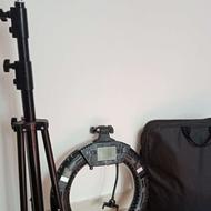 یک عدد رینگ لایت با نورقوی وپایه فلزی و فنری