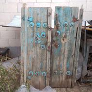 در قدیمی عطیقه با چوب گردو