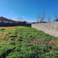 بر جاده آسفالت با سند عالی برای ساخت ساز‌ فروشنده واقعی