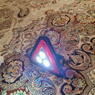 هشدار دهنده علامت در جاده و پروژکتور در چادر مسافرتی