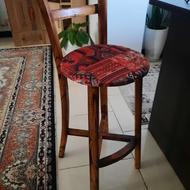 دوعدد تابلو،یک عدد کمد و3عدد صندلی