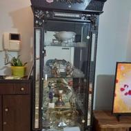 ویترین سالم 4 طبقه قفلی بالا سر ویترین میشه وسایل گذاشت