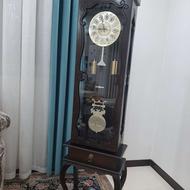 یک ساعت سالنی چوبی اصل