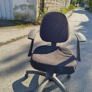 صندلی چرخ دار پشت میزی