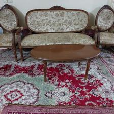 یک سرویس مبل 6نفره و2 مبل هم میز بان چوب بسیار محکم خوب