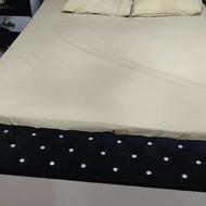 سرویس خواب تمیز حد نو با کمد و میز آرایش و کمد لباس بچه