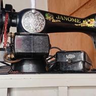 چرخ خیاطی قدیمی در حد نو