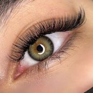 جذب مژه کار در سالن مژه