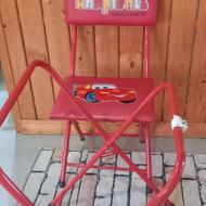 یک عدد صندلی و اسکلت میز فلزی