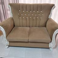 مبل 7 نفره با سه میز عسلی و یک فرش 6 متری تمیز