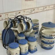 صبحانه خوری همراه با ظرف سوپ و ادویه