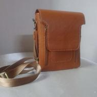 کیف دوشی دست دوز چرم گاوی