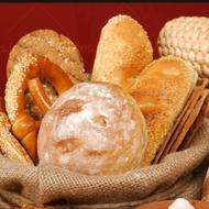 کارگر خانم برای بسته بندی نان فانتزی