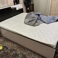 تخت و پا تختی و آینه کشو دار با تشک