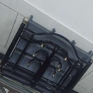 یک تخت فلزی تک نفره