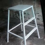 یک عدد چهار پایه دست ساز ارتفاع آن 83سانتیمتر