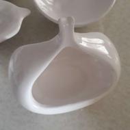 یک سری ظرف سرامیکی سفید