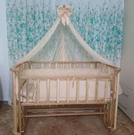 گهواره ی کنار تخت مادر دو نفره