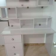 میز تحریر و کتابخانه