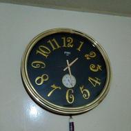 ساعت رنگ قهوه ای