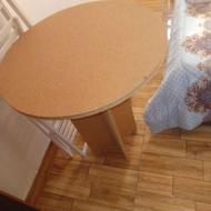 میز خاطره با پارچه ساتن کرم سالم تمیز