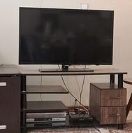 تلویزیون LED و میز تلویزیون