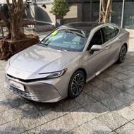 تویوتا کمری 2025 نقرهای