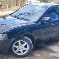 سوناتا 2006 مشکی نصف گلگیر جلو راننده رنگ الباقی بی رنگ.