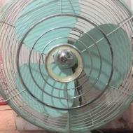 پنکه ژاپنی قدیمی و یک جفت چراغ