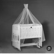 تخت گهواره ای کنار مادر