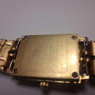 ساعت قدیمی طلایی دقیق کار میکنه