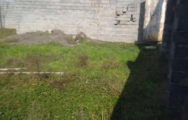 زمین دور دیوار منطقه گردشگری