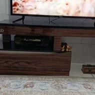 میز تلویزیون،کاملا در حد نو و سالم و شیک.قابلیت تغییر اندازه