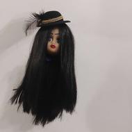 عروسک زیر آینه ای