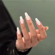 ناخن کار و کار داخل سالن