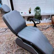 صندلی عروسک اسباب بازی و تعداد زیادی پیراهن