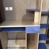 میز کامپیوتر و قفسه‌ی کتاب