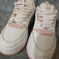 کفش اسپرت آدیداس.