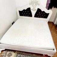 تخت خواب دونفره سفید چوبی بهمراه سرویس کامل