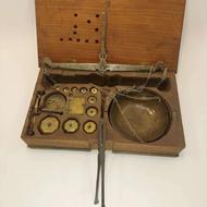 ترازو قدیمی جعبه چوبی مارکدار