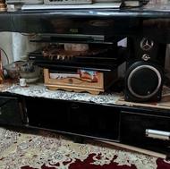 یک عدد میز تلوزیون شیشه ای