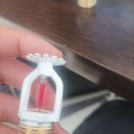 دوقطعه دارای مایع قرمز رنگ