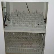 یک دستگاه جوجه کشی خیلی تمیز